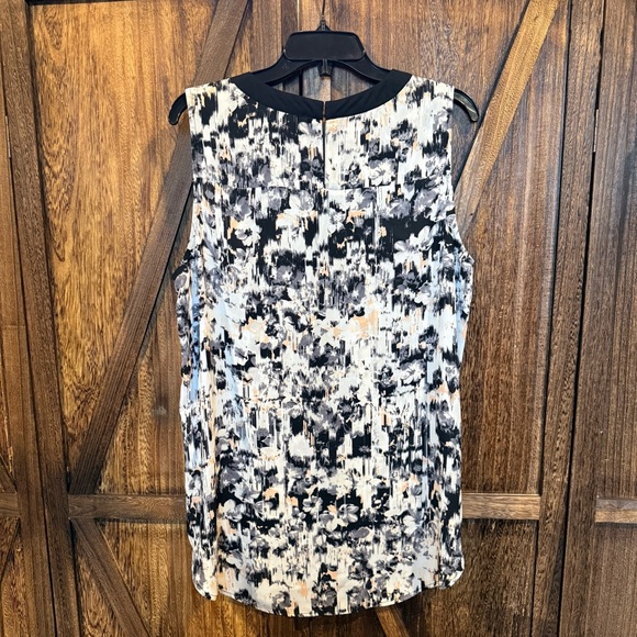 Vince Camuto Black & White Abstract Sleeveless Blouse - Size L - Picture 2 of 10